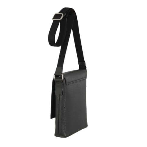 Borsa Messenger Micron in pelle martellata nera con tracolla regolabile e design elegante, dimensioni 23x19x5 cm.